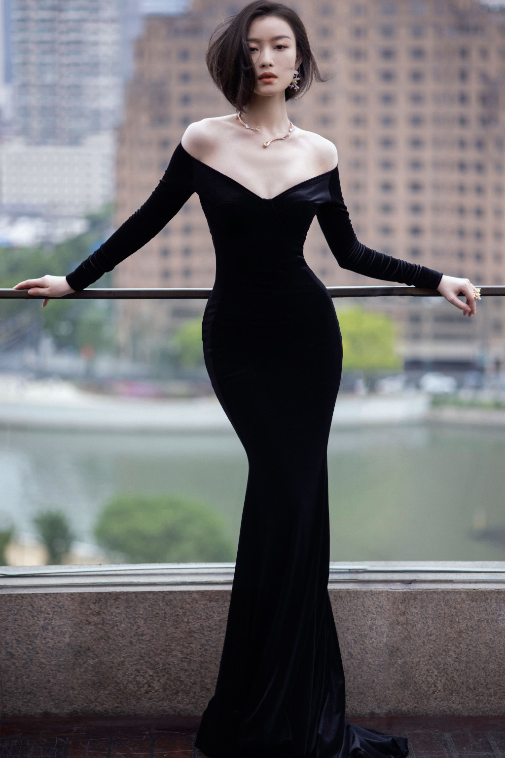 倪妮的身材太迷倒人，黑色鱼尾裙高贵精致，“腰臀比”太性感