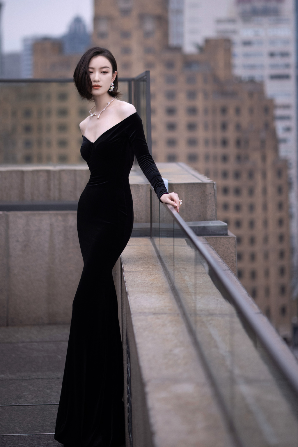 倪妮的身材太迷倒人，黑色鱼尾裙高贵精致，“腰臀比”太性感