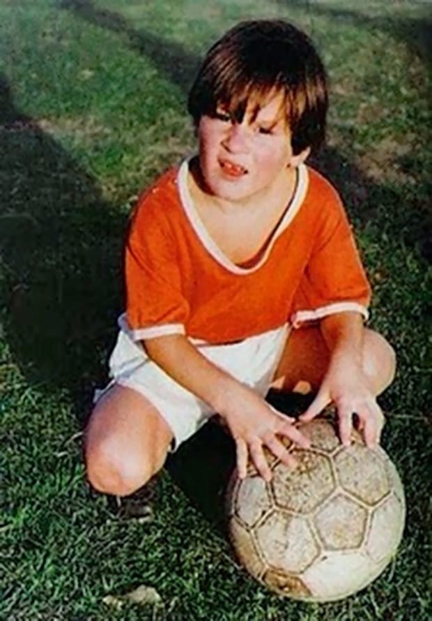 '/></p>
<p>足球之路的开启</p>
<p>梅西：当我4、5岁的时候，我就开始带着球走路了。我记得我在Grandoli球场的第一场比赛。我有哥哥，堂兄，我们总是在一起玩。我不记得第一个球，但是我知道从很小的时候，我就和球一起走路了。我四岁的时候就一直在俱乐部和街上踢球。</p>
<p><img src=