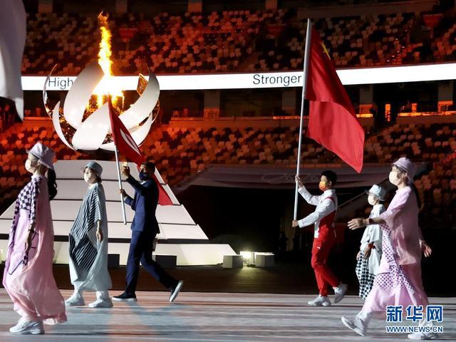 '/></p>
<p>8月8日，第32届夏季奥林匹克运动会闭幕式在日本东京举行。</p>
<p>这是中国代表团旗手苏炳添进入体育场（8月8日摄）。</p>
<p>新华社记者 曹灿 摄</p>
<p><img src=