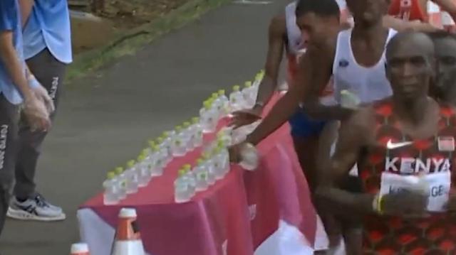 马拉松比赛时选手能上厕所吗?_法国选手回应马拉松比赛打翻补给水_珠海马拉松选手死亡